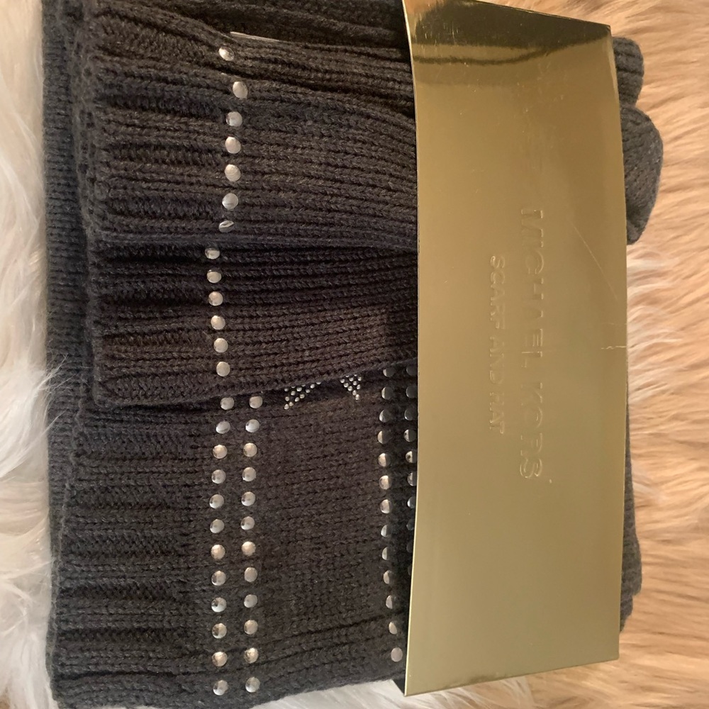 MICHAEL KORS HAT AND SCARF SET. - Picture 3 of 4